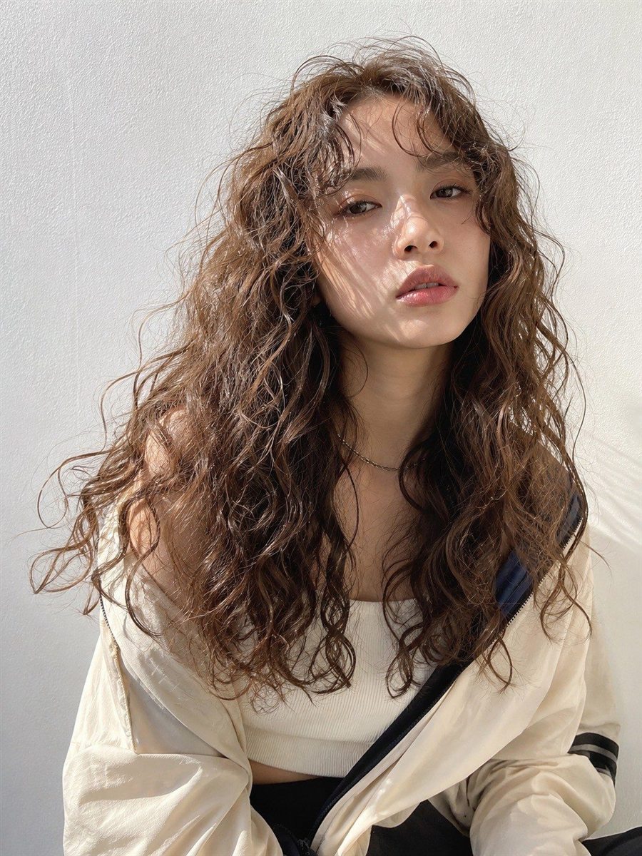 スパイラルパーマのロングヘア
